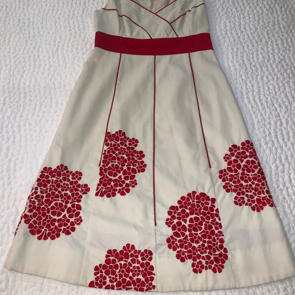 Embroidered flowers dress - Picture 2 of 11